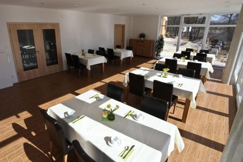 Hotel Am Interpark Großmehring Eksteriør bilde
